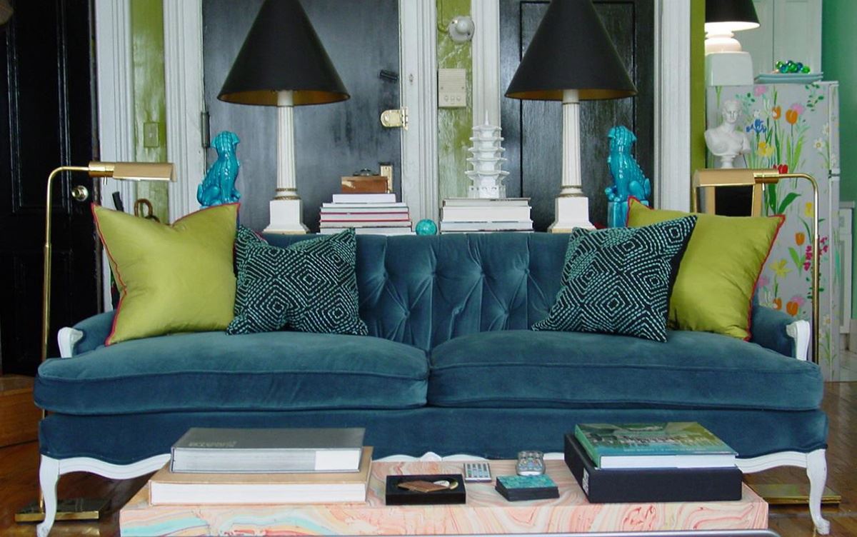 бирюзовый диван с желтыми подушками